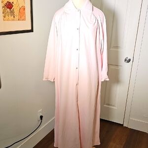 Vintage Vanity Fair Soft Pink Snap Maxi Robe. Size Large. Side‎ Pockets.